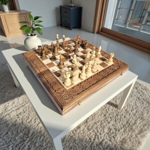 Set di scacchi premium. Set di scacchi in legno 3 in 1, dama e backgammon. Legno di noce e frassino fatto a mano. Gioco da tavolo intagliato. Regalo di lusso. 50×50 cm.