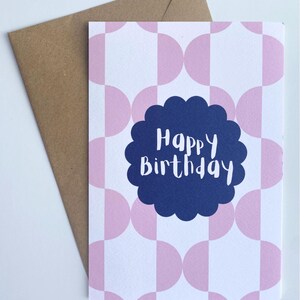 Tarjeta de felicitación A5 de feliz cumpleaños contemporánea en color rosa y azul marino con sobre Kraft (marrón)
