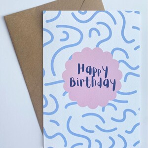 Tarjeta de felicitación A5 de feliz cumpleaños con garabatos azules y rosas contemporáneos con sobre Kraft (marrón)
