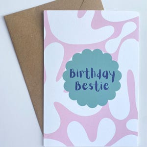 Eigentijdse verjaardag Bestie Happy Birthday A5 wenskaart met Kraft (bruine) envelop