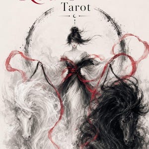 Może przedstawiać: Pudełko talii tarota The Red Silence zawiera ilustrację postaci w powiewnych czarno-białych szatach, trzymającej czerwone wstążki połączone z białym koniem po lewej i czarnym koniem po prawej stronie, na tle okrągłego motywu wykonanego tuszem.