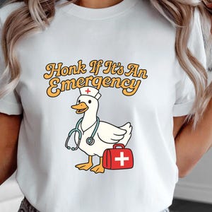 面白いガチョウの看護師Tシャツ：風変わりなホーン緊急Tシャツ