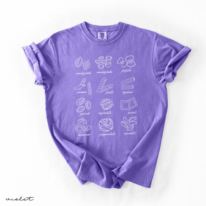 Op de afbeelding: Paars T-shirt met een witte afbeelding van verschillende soorten pasta met hun Italiaanse namen.