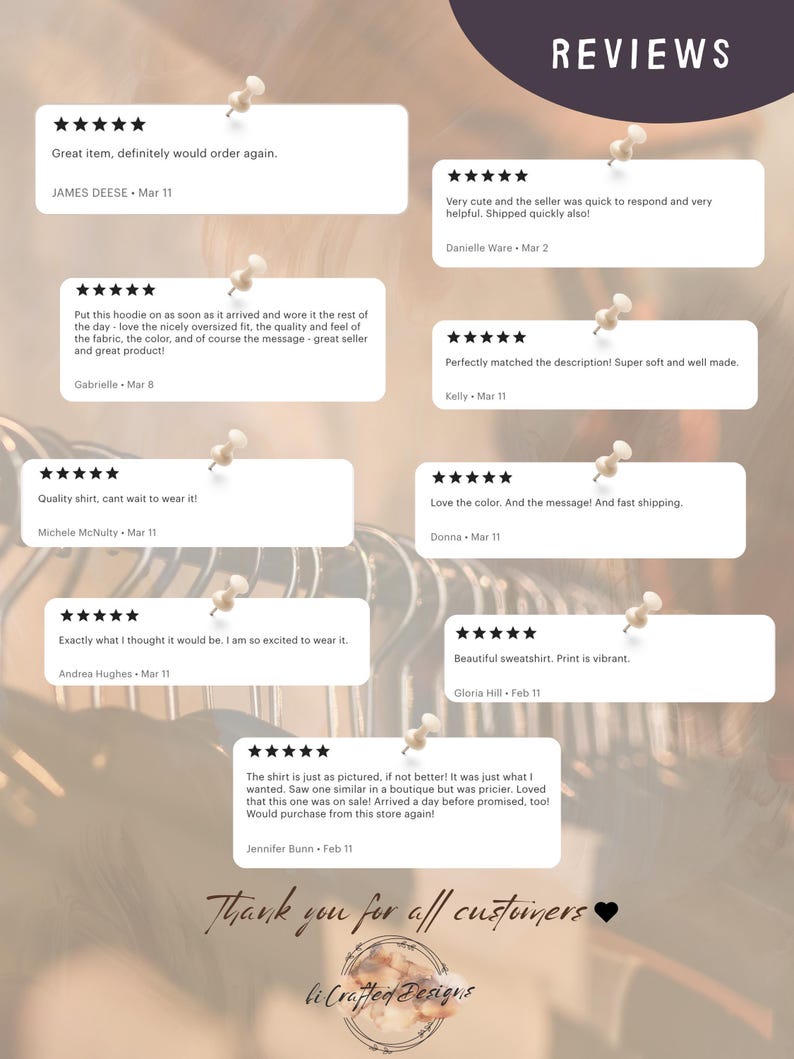 Puede incluir: Una p&aacute;gina web que muestra rese&ntilde;as de clientes fijadas con chinchetas. Las rese&ntilde;as incluyen comentarios como "Gran art&iacute;culo", "Camiseta de calidad" y "Hermosa sudadera". La p&aacute;gina tambi&eacute;n presenta el texto "Gracias a todos los clientes".