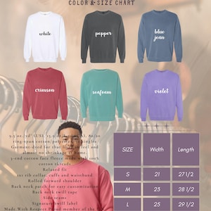 Może przedstawiać: Karta kolor&oacute;w przedstawia bluzy Comfort Colors w kolorach białym, pieprzowym, dżinsowym, karmazynowym, morskim i fioletowym. Obraz zawiera tabelę rozmiar&oacute;w z wymiarami w calach oraz szczeg&oacute;ły dotyczące tkaniny i konstrukcji.
