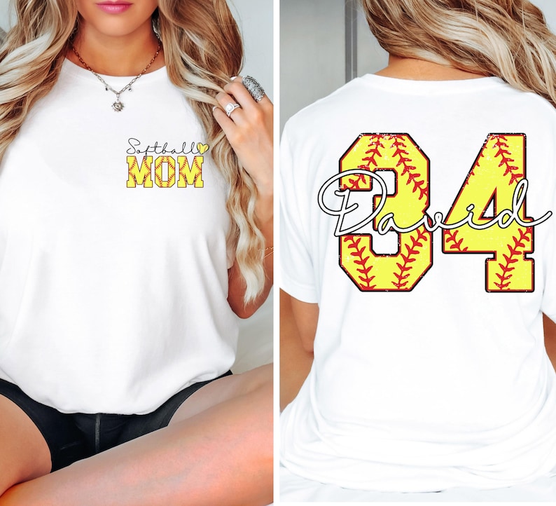 Puede incluir: Camiseta blanca con "Softball MOM" en texto amarillo y negro en la parte delantera. La parte trasera de la camiseta presenta el nombre "David" y el n&uacute;mero "84" en un dise&ntilde;o de softbol.