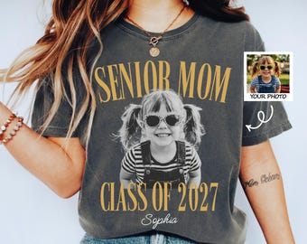 Chemise rétro senior 2027 pour maman, chemise senior photo personnalisée couleurs confort, cadeau promotion 2027, diplôme d'études secondaires, t-shirt assorti assorti à la famille fière
