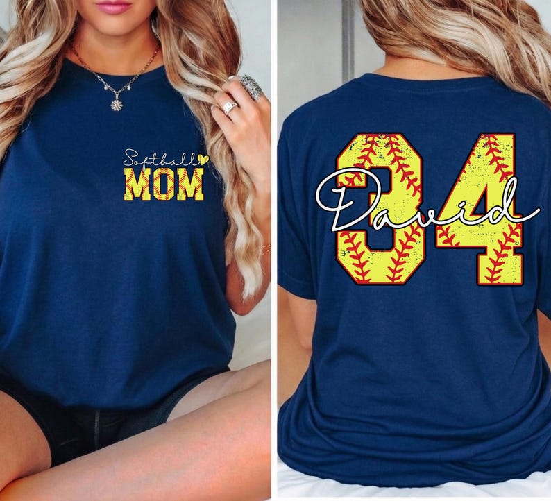 Puede incluir: Camiseta azul marino con "Softball MOM" en letras amarillas y negras en la parte delantera. La parte trasera de la camiseta presenta un gran dise&ntilde;o de b&eacute;isbol amarillo y rojo con el nombre "David" y el n&uacute;mero "84".