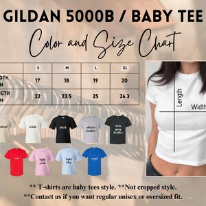 Puede incluir: Tabla de colores y tallas para camisetas de beb&eacute; Gildan 5000B. La tabla muestra las medidas de ancho y largo en pulgadas para las tallas S, M, L y XL. Se muestran varios colores de camisetas, incluyendo natural, blanco, negro, gris atl&eacute;tico, rojo, rosa claro, azul claro y royal.