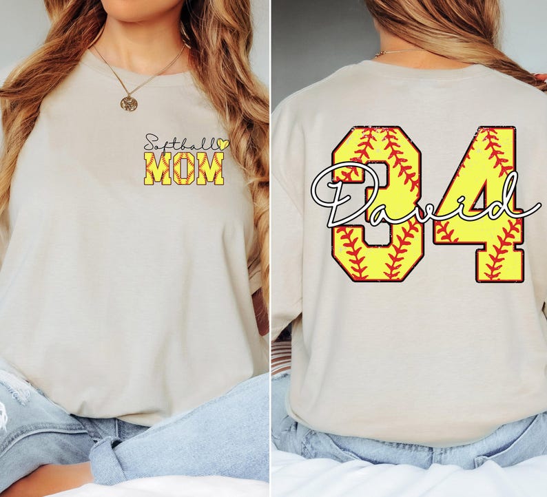 Puede incluir: Camiseta beige con texto "Softball Mom" en la parte delantera y un gr&aacute;fico de softbol. La parte trasera presenta un gr&aacute;fico de softbol amarillo con el n&uacute;mero "84" y el nombre "David".