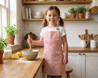 Tablier enfant au crochet avec nom personnalisé avec fleur. Cadeau pour les enfants amateurs de pâtisserie, tablier enfant au crochet pour fille, cadeau d'anniversaire, cadeau de cuisine maison