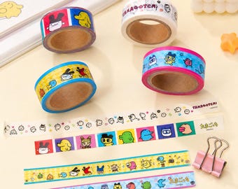 Könnte beinhalten: Vier Rollen dekoratives Klebeband mit farbenfrohen Tamagotchi-Charakterillustrationen und Mustern. Das Set enthält Streifen mit verschiedenen Zeichentrickfiguren, karierten Hintergründen und dem Tamagotchi-Logo in Englisch und Japanisch.
