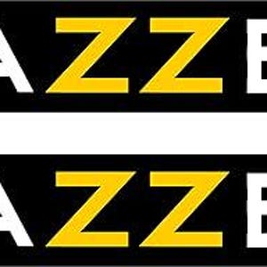 Puede incluir: Dos pegatinas rectangulares negras con la palabra "BRAZZERS" en letras blancas y las "ZZ" en amarillo.