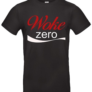Könnte beinhalten: Schwarzes T-Shirt mit dem roten Wort "Woke" in kursiver Schrift über dem Wort "zero" in Weiß, mit einer weißen geschwungenen Linie darunter. Das T-Shirt hat einen Rundhalsausschnitt.