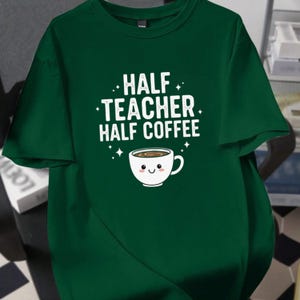 Halb Lehrer Halb Kaffee Stickdatei Süßer Retro Lehrer Shirt Stitch Design für Sweatshirt Tasche oder Geschenk für Kaffee liebenden Erzieher