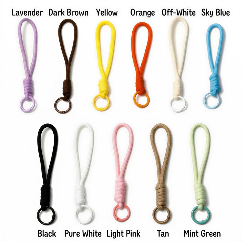 Peut inclure: Une collection de onze porte-cl&eacute;s de diff&eacute;rentes couleurs : lavande, marron fonc&eacute;, jaune, orange, blanc cass&eacute;, bleu ciel, noir, blanc pur, rose clair, beige et vert menthe. Chaque porte-cl&eacute;s est dot&eacute; d'une boucle et d'un anneau m&eacute;tallique.