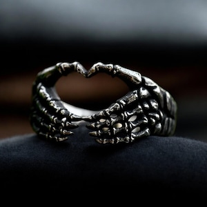 Anillo de calavera con corazón: joyería gótica unisex de acero inoxidable