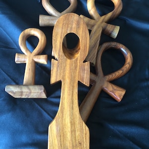 Può includere: Cinque simboli Ankh in legno, un geroglifico egizio tradizionale, in varie dimensioni e stili. L'Ankh è un simbolo di vita e immortalità.