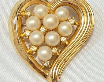 TRIFARI GOLD 珊瑚モチーフ パール ブローチ h96 Rare TRIFARI Clear Rhinestone Engraved Silver Scroll Bar Pin