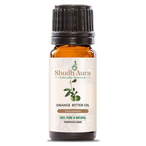 Puede incluir: Una botella de vidrio marrón con una tapa negra, etiquetada "Shudh Aura Ethically Sourced ORANGE BITTER OIL Citrus aurantium 100% PURE & NATURAL THERAPEUTIC GRADE". La botella contiene aceite de naranja amarga y tiene una ilustración de una hoja verde y una fruta naranja.