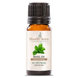 Può includere: Una bottiglia di vetro marrone con un tappo nero, etichettata "Shudh Aura Ethically Sourced BASIL Oil Ocimum basilicum 100% PURE & NATURAL THERAPEUTIC GRADE". L'etichetta presenta un'illustrazione di foglia di basilico verde.