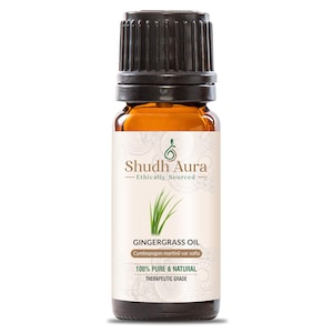 Op de afbeelding: Een bruine glazen fles met een zwarte dop, met het label "Shudh Aura Ethically Sourced Gingergrass Oil Cymbopogon martinii var sofia 100% PURE & NATURAL THERAPEUTIC GRADE".