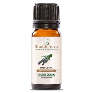 Peut inclure: Une bouteille en verre brun avec un bouchon noir, étiquetée "Shudh Aura Ethically Sourced" et "Hyssop Oil Hyssopus officinalis 100% PURE & NATURAL THERAPEUTIC GRADE". La bouteille contient un liquide clair et a une petite image d'une plante avec des fleurs bleues.