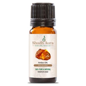 Può includere: Una bottiglia di vetro marrone con un tappo nero, etichettata "Shudh Aura - Ethically Sourced" e "Amber OIL - Pinus Succinifera - 100% PURE & NATURAL - THERAPEUTIC GRADE".