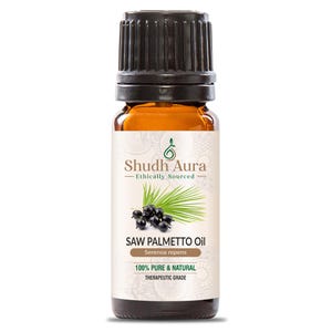 Peut inclure: Une bouteille en verre brun d'huile de Saw Palmetto avec un bouchon noir. L'étiquette porte le texte "Shudh Aura - Ethically Sourced", une illustration de feuille de palmier et les mots "100% Pure & Natural Therapeutic Grade".
