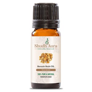 Può includere: Una bottiglia di vetro marrone con un tappo nero, etichettata "Shudh Aura Ethically Sourced Benzoin Resin OIL Styrax benzoin 100% PURE & NATURAL THERAPEUTIC GRADE". La bottiglia contiene una resina gialla.