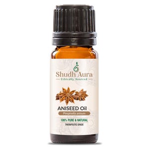 Op de afbeelding: Een bruine glazen fles met een zwarte dop, met het label "Shudh Aura" en "Anijszaadolie". De fles bevat anijszaadolie, dat 100% puur en natuurlijk is en van therapeutische kwaliteit is.