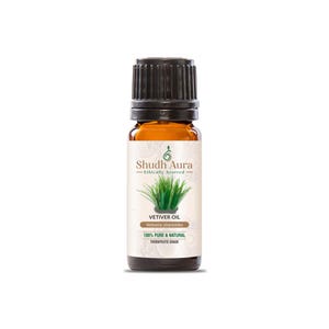 Puede incluir: Una botella de vidrio marrón con una tapa negra que contiene aceite de vetiver. La etiqueta es blanca con texto verde y una ilustración verde de hierba. El texto de la etiqueta dice "Shudh Aura Ethically Sourced Vetiver Oil Vetiveria zizanioides 100% Pure & Natural Therapeutic Grade".
