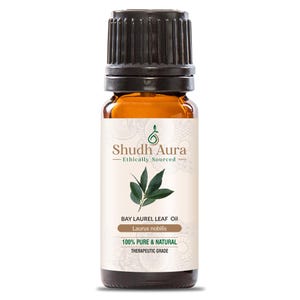 Op de afbeelding: Een bruine glazen fles met een zwarte dop, met het label "Shudh Aura Ethically Sourced BAY LAUREL LEAF Oil Laurus nobilis 100% PURE & NATURAL THERAPEUTIC GRADE".