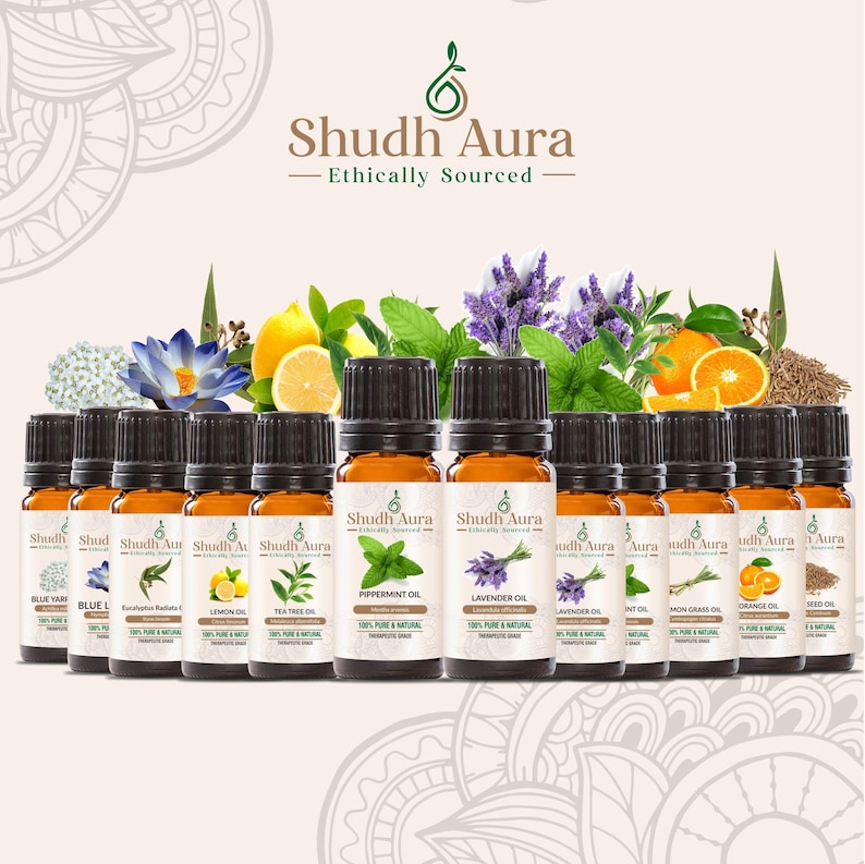 Puede incluir: Una colecci&oacute;n de 12 botellas de vidrio &aacute;mbar con tapas negras, cada una contiene un aceite esencial diferente. Las botellas est&aacute;n etiquetadas con el nombre del aceite, "Shudh Aura", y "Ethically Sourced".