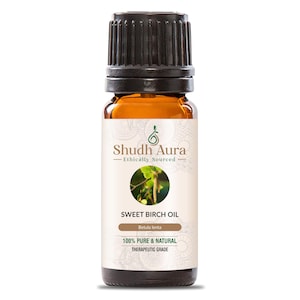 Może przedstawiać: Brązowa szklana butelka z czarną zakrętką, z etykietą "Shudh Aura - Ethically Sourced" i "Sweet Birch Oil - Betula lenta". Etykieta zawiera również napis "100% Pure & Natural - Therapeutic Grade". Butelka znajduje się na białym tle.