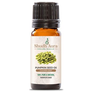 Puede incluir: Una botella de vidrio marrón de aceite de semilla de calabaza con una tapa negra. La etiqueta presenta el texto "Shudh Aura" y "Pumpkin Seed Oil" con el nombre científico "Cucurbita pepo". La etiqueta también indica "100% Pure & Natural" y "Therapeutic Grade".