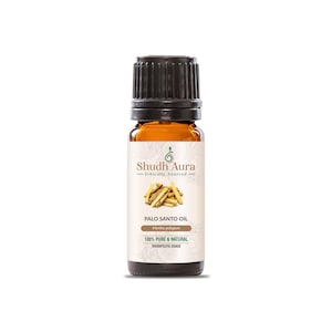 Può includere: Una piccola bottiglia di vetro ambrato con un tappo nero contenente olio di Palo Santo. L'etichetta è bianca con testo verde e un logo verde. Il testo sull'etichetta recita "Shudh Aura Ethically Sourced Palo Santo Oil  Meritha pulegium 100% Pure & Natural Therapeutic Grade".