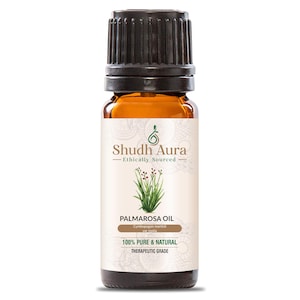 Puede incluir: Una botella de vidrio marrón con una tapa negra, etiquetada con "Shudh Aura - Ethically Sourced" y "Palmarosa Oil - Cymbopogon martini var motia - 100% Pure & Natural - Therapeutic Grade".