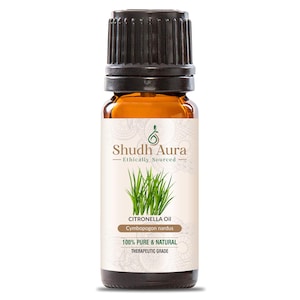 Pode incluir: Uma garrafa de vidro marrom de óleo essencial de citronela com uma tampa preta. O rótulo diz "Shudh Aura Ethically Sourced Citronella Oil Cymbopogon nardus 100% Pure & Natural Therapeutic Grade".