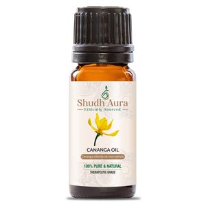 Könnte beinhalten: Eine kleine bernsteinfarbene Glasflasche mit schwarzem Verschluss, beschriftet mit "Shudh Aura Ethically Sourced Cananga Oil Cananga odorata var macrophylla 100% PURE & NATURAL THERAPEUTIC GRADE".