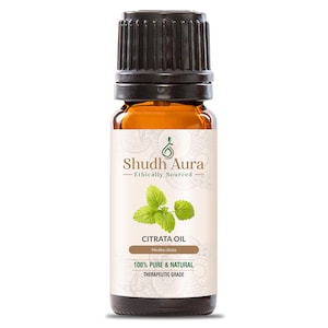 Può includere: Una bottiglia di vetro marrone di olio di Citrata con un tappo nero. L'etichetta recita "Shudh Aura - Ethically Sourced" e "100% Pure & Natural Therapeutic Grade". L'etichetta presenta anche un rametto di foglie verdi.