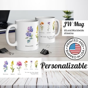Puede incluir: Dos tazas de cerámica blanca con diseños florales y texto. Las tazas están personalizadas con diferentes flores y palabras como "Precious", "Humble" y "Brave". El texto en las tazas incluye un versículo bíblico: "La mujer que teme a Jehová será alabada." Proverbios 31:30. Las tazas se imprimen y envían desde los Estados Unidos.