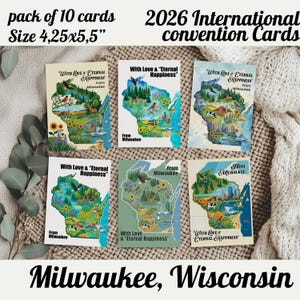 Puede incluir: Un paquete de 10 tarjetas que miden 10,8x14 cm, titulado 2026 International Convention Cards. Cada tarjeta presenta un mapa de Wisconsin con ilustraciones de naturaleza, vida silvestre y paisajes urbanos, etiquetado With Love & Eternal Happiness From Milwaukee.