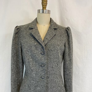 Vintage 70s Tweed Cropped Blazer: Fitted Puffy Shoulder Jacket (Size Small to Medium)