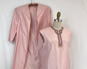 Abito vintage in seta dupioni rosa anni '60 con giacca con perline - Taglia 8