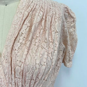 Vintage 1940s Lace Dress Peachy Pink V Neck Dress with Fitted Waist Short Sleeves Size Small image 3