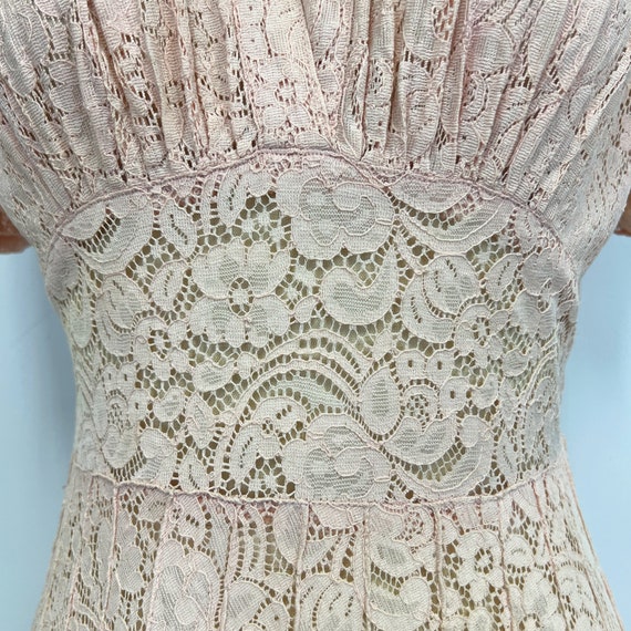Vintage 1940s Lace Dress | Peachy Pink V Neck Dre… - image 4