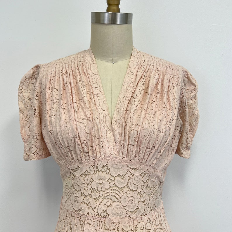 Vintage 1940s Lace Dress Peachy Pink V Neck Dress with Fitted Waist Short Sleeves Size Small image 2