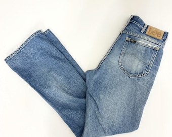 Jeans Lee vintage de los años 70 / Jeans azules de talle alto y corte bota / Desgastados y deshilachados / 33 x 34