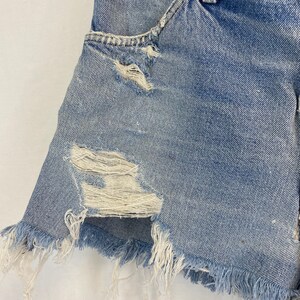 Pu&ograve; includere: Shorts di jeans blu chiaro con bordi sfrangiati e dettagli usurati. I pantaloncini hanno un lavaggio chiaro e sono realizzati in un tessuto morbido e confortevole.